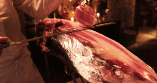 Elección de jamones de calidad por cortador de jamón Valencia